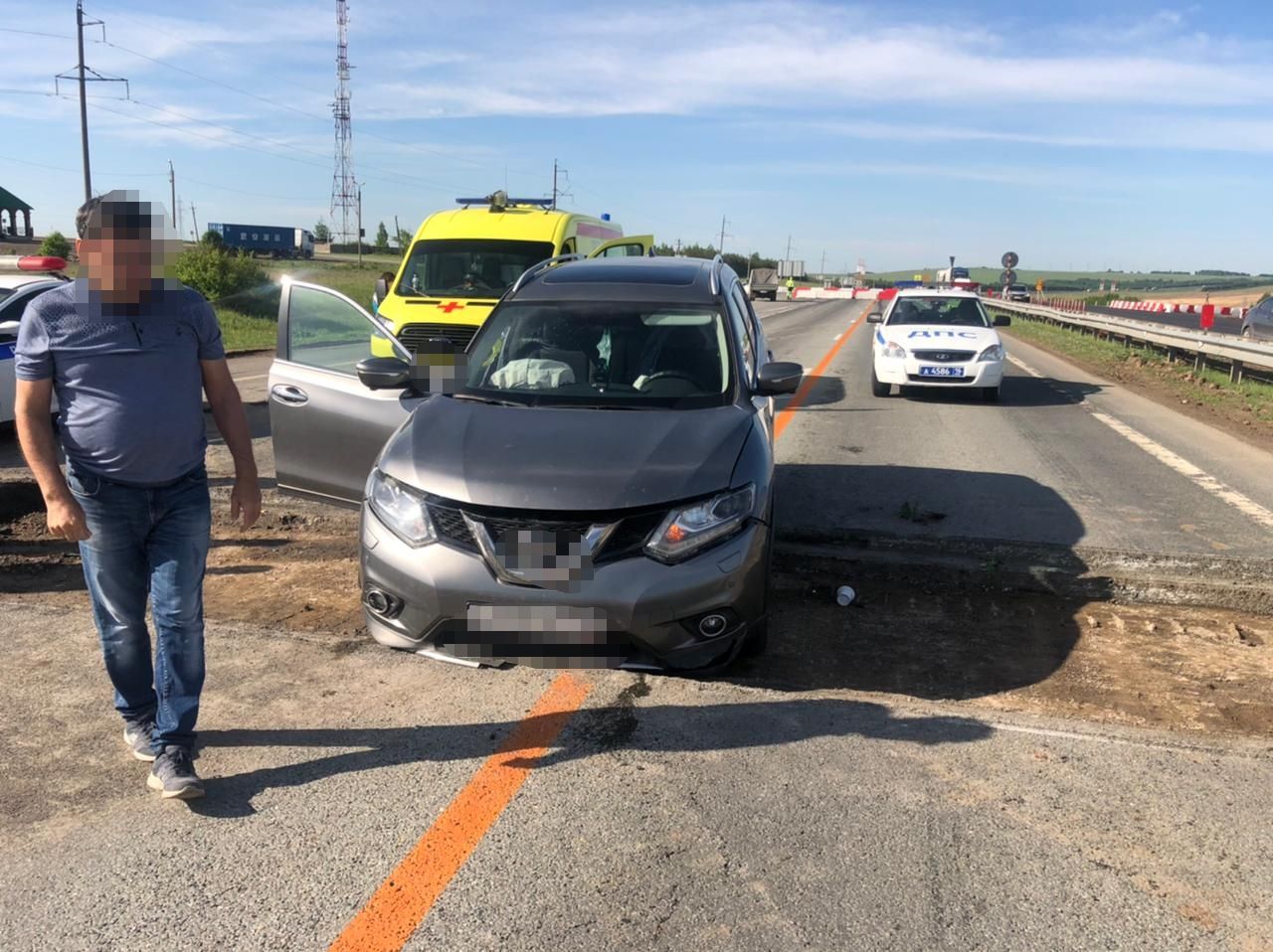 На перекрытой дорожниками трассе в Татарстане водитель влетел в техническую яму